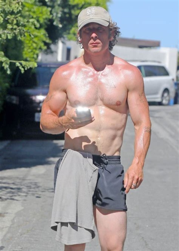 Unveiling The Weight Of Jeremy Allen White: A Closer Look
